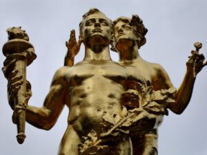 Portador de luz luciferismo org Escultura de un hombre portando una antorcha